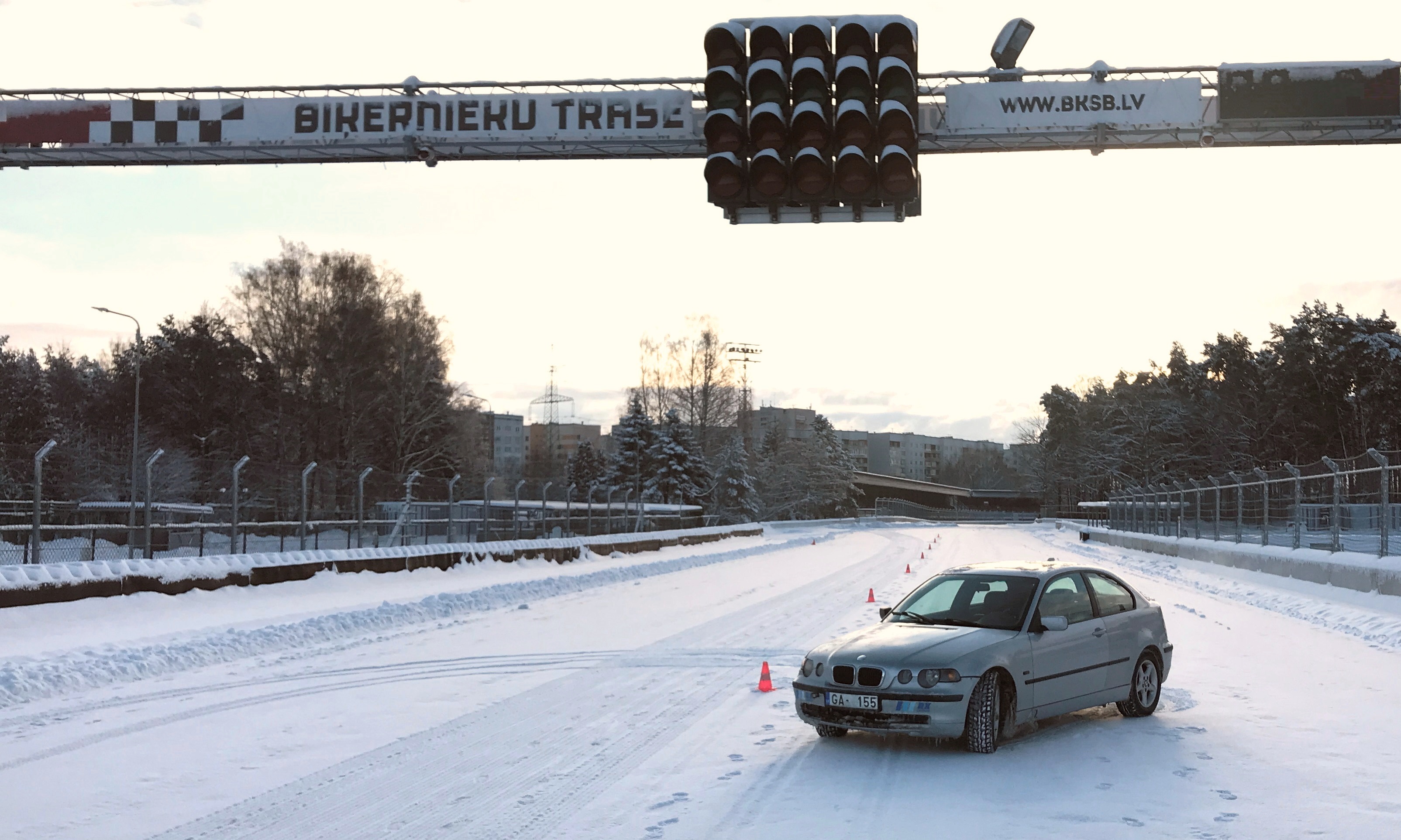 Ziemas braukšanas apmācības Droša braukšanas apmācības ziemā